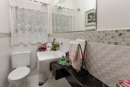 Casa à venda com 200m², 4 quartos e 2 vagas Casa à venda com 200m², 4 quartos e 2 vagasLavabo