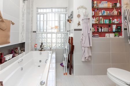 Casa à venda com 200m², 4 quartos e 2 vagas Casa à venda com 200m², 4 quartos e 2 vagasBanheiro da Suíte 1