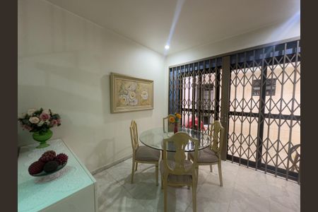 Casa à venda com 165m², 3 quartos e 2 vagas Casa à venda com 165m², 3 quartos e 2 vagasSala