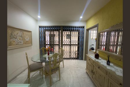 Casa à venda com 165m², 3 quartos e 2 vagas Casa à venda com 165m², 3 quartos e 2 vagasSala