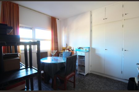 Casa à venda com 559m², 5 quartos e 4 vagas Casa à venda com 559m², 5 quartos e 4 vagasQuarto 2