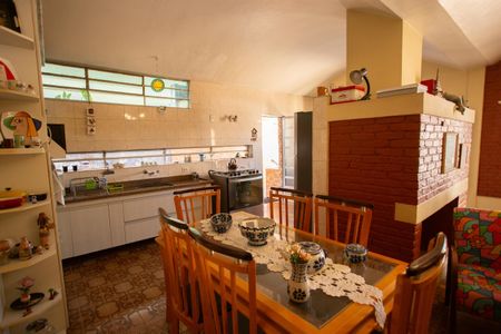 Casa à venda com 505m², 2 quartos e 2 vagas Casa à venda com 505m², 2 quartos e 2 vagasCozinha