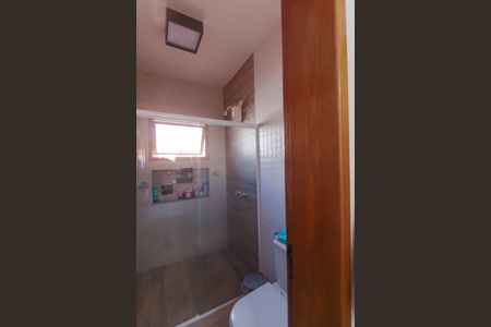 Casa de condomínio à venda com 300m², 4 quartos e 6 vagas Casa de condomínio à venda com 300m², 4 quartos e 6 vagasBanheiro da suíte 2