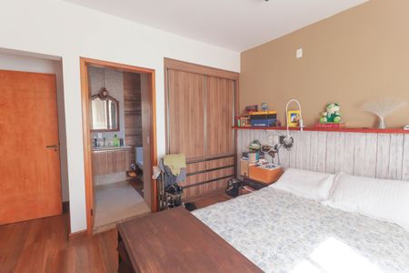 Casa de condomínio à venda com 300m², 4 quartos e 6 vagas Casa de condomínio à venda com 300m², 4 quartos e 6 vagasSuíte 1