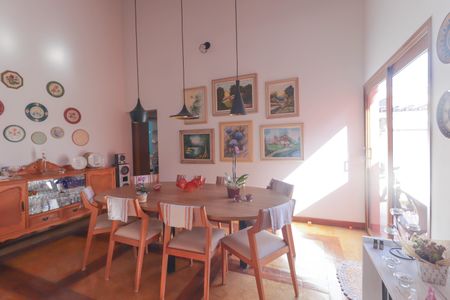 Casa de condomínio à venda com 300m², 4 quartos e 6 vagas Casa de condomínio à venda com 300m², 4 quartos e 6 vagasSala