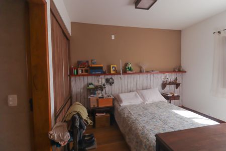 Casa de condomínio à venda com 300m², 4 quartos e 6 vagas Casa de condomínio à venda com 300m², 4 quartos e 6 vagasSuíte 1