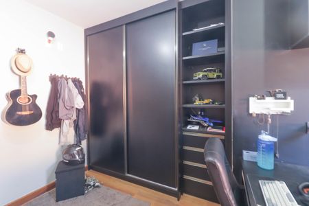 Casa de condomínio à venda com 300m², 4 quartos e 6 vagas Casa de condomínio à venda com 300m², 4 quartos e 6 vagasSuíte 2