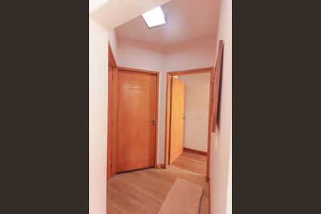 Casa de condomínio à venda com 300m², 4 quartos e 6 vagas Casa de condomínio à venda com 300m², 4 quartos e 6 vagasCorredor