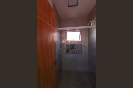 Casa de condomínio à venda com 300m², 4 quartos e 6 vagas Casa de condomínio à venda com 300m², 4 quartos e 6 vagasBanheiro da suíte 2