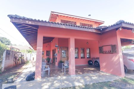 Casa de condomínio à venda com 300m², 4 quartos e 6 vagas Casa de condomínio à venda com 300m², 4 quartos e 6 vagasFachada