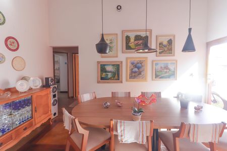 Casa de condomínio à venda com 300m², 4 quartos e 6 vagas Casa de condomínio à venda com 300m², 4 quartos e 6 vagasSala