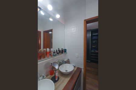 Casa de condomínio à venda com 300m², 4 quartos e 6 vagas Casa de condomínio à venda com 300m², 4 quartos e 6 vagasBanheiro da suíte 2