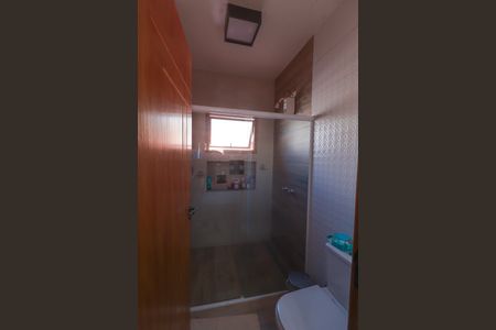 Casa de condomínio à venda com 300m², 4 quartos e 6 vagas Casa de condomínio à venda com 300m², 4 quartos e 6 vagasBanheiro da suíte 2