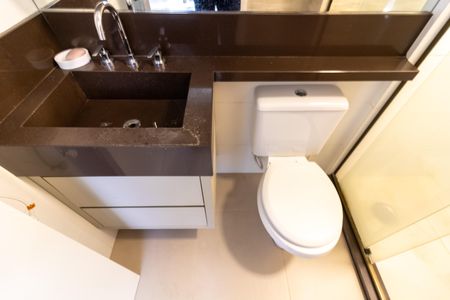 Casa de condomínio à venda com 192m², 4 quartos e 2 vagas Casa de condomínio à venda com 192m², 4 quartos e 2 vagasBanheiro Social