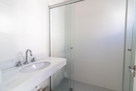 Casa de condomínio à venda com 192m², 4 quartos e 2 vagas Casa de condomínio à venda com 192m², 4 quartos e 2 vagasBanheiro Social 2