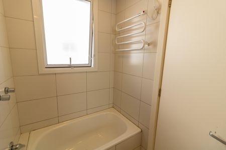 Casa de condomínio à venda com 192m², 4 quartos e 2 vagas Casa de condomínio à venda com 192m², 4 quartos e 2 vagasBanheiro da Suíte