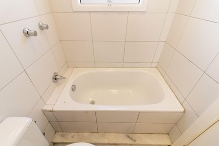 Casa de condomínio à venda com 192m², 4 quartos e 2 vagas Casa de condomínio à venda com 192m², 4 quartos e 2 vagasBanheiro da Suíte