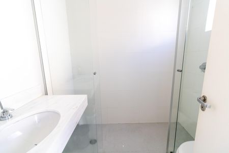 Casa de condomínio à venda com 192m², 4 quartos e 2 vagas Casa de condomínio à venda com 192m², 4 quartos e 2 vagasBanheiro Social 2