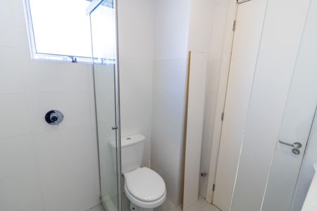 Casa de condomínio à venda com 192m², 4 quartos e 2 vagas Casa de condomínio à venda com 192m², 4 quartos e 2 vagasBanheiro Social 2