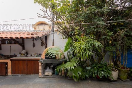 Casa à venda com 260m², 3 quartos e 3 vagasQuintal Fundos e churrasqueira