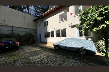 Casa à venda com 160m², 3 quartos e 3 vagas Casa à venda com 160m², 3 quartos e 3 vagasFachada