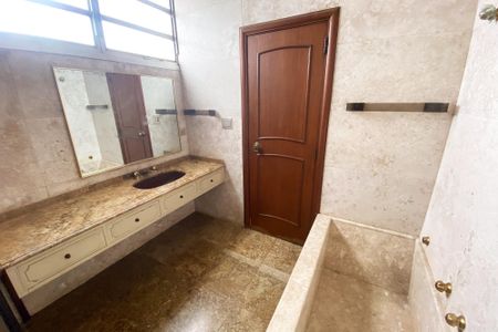 Apartamento à venda com 370m², 4 quartos e 4 vagasBanheiro da Suíte 2