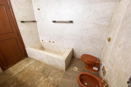 Apartamento à venda com 370m², 4 quartos e 4 vagasBanheiro da Suíte 2