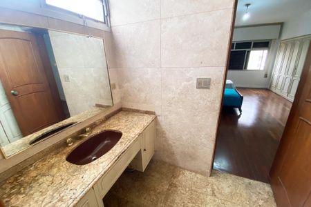 Apartamento à venda com 370m², 4 quartos e 4 vagasBanheiro da Suíte 2