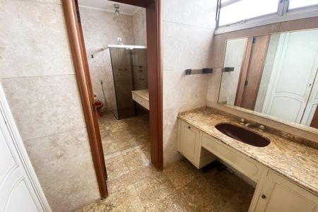 Apartamento à venda com 370m², 4 quartos e 4 vagasBanheiro da Suíte 2