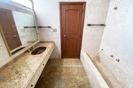 Apartamento à venda com 370m², 4 quartos e 4 vagasBanheiro da Suíte 2