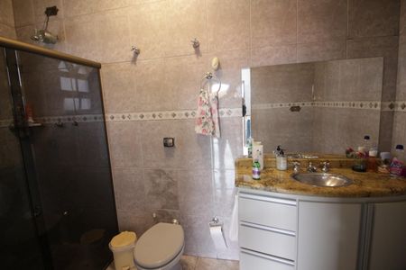 Casa à venda com 121m², 4 quartos e 5 vagasBanheiro da Suíte 1