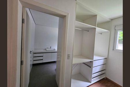 Casa de condomínio à venda com 250m², 3 quartos e 6 vagas Casa de condomínio à venda com 250m², 3 quartos e 6 vagasCloset da suíte 3