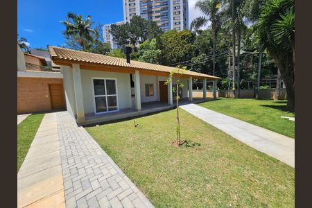 Casa de condomínio à venda com 250m², 3 quartos e 6 vagas Casa de condomínio à venda com 250m², 3 quartos e 6 vagasFachada