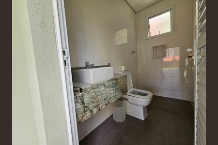 Casa de condomínio à venda com 250m², 3 quartos e 6 vagas Casa de condomínio à venda com 250m², 3 quartos e 6 vagasBanheiro de Serviço