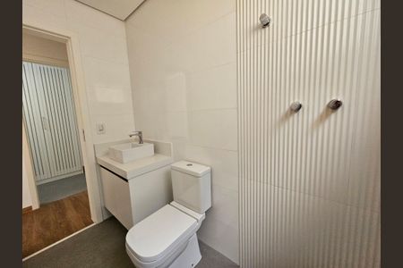 Casa de condomínio à venda com 250m², 3 quartos e 6 vagas Casa de condomínio à venda com 250m², 3 quartos e 6 vagasBanheiro da Suíte 2