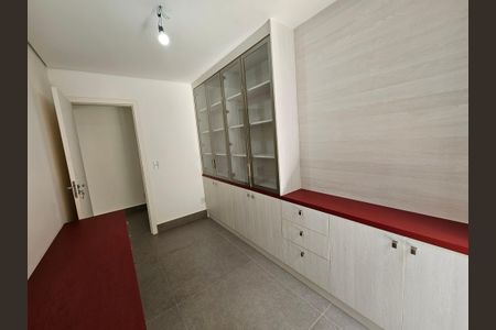 Casa de condomínio à venda com 250m², 3 quartos e 6 vagas Casa de condomínio à venda com 250m², 3 quartos e 6 vagasEscritório