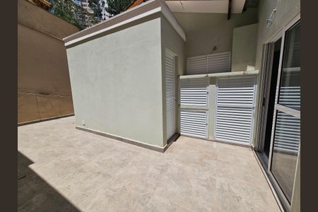 Casa de condomínio à venda com 250m², 3 quartos e 6 vagas Casa de condomínio à venda com 250m², 3 quartos e 6 vagasQuintal