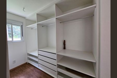 Casa de condomínio à venda com 250m², 3 quartos e 6 vagas Casa de condomínio à venda com 250m², 3 quartos e 6 vagasCloset da suíte 3