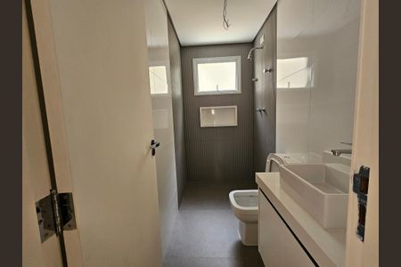 Casa de condomínio à venda com 250m², 3 quartos e 6 vagas Casa de condomínio à venda com 250m², 3 quartos e 6 vagasBanheiro da Suíte 1