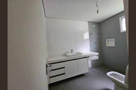 Casa de condomínio à venda com 250m², 3 quartos e 6 vagas Casa de condomínio à venda com 250m², 3 quartos e 6 vagasBanheiro da Suíte 3