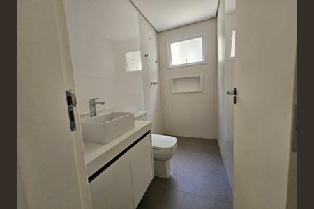 Casa de condomínio à venda com 250m², 3 quartos e 6 vagas Casa de condomínio à venda com 250m², 3 quartos e 6 vagasBanheiro da Suíte 2