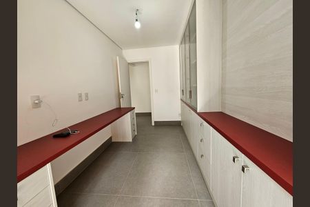 Casa de condomínio à venda com 250m², 3 quartos e 6 vagas Casa de condomínio à venda com 250m², 3 quartos e 6 vagasEscritório