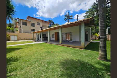 Casa de condomínio à venda com 250m², 3 quartos e 6 vagas Casa de condomínio à venda com 250m², 3 quartos e 6 vagasFachada