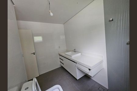 Casa de condomínio à venda com 250m², 3 quartos e 6 vagas Casa de condomínio à venda com 250m², 3 quartos e 6 vagasBanheiro da Suíte 3