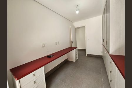 Casa de condomínio à venda com 250m², 3 quartos e 6 vagas Casa de condomínio à venda com 250m², 3 quartos e 6 vagasEscritório