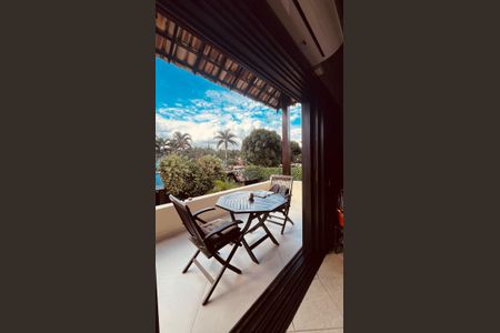 Casa de condomínio à venda com 385m², 5 quartos e 4 vagas Casa de condomínio à venda com 385m², 5 quartos e 4 vagasVaranda