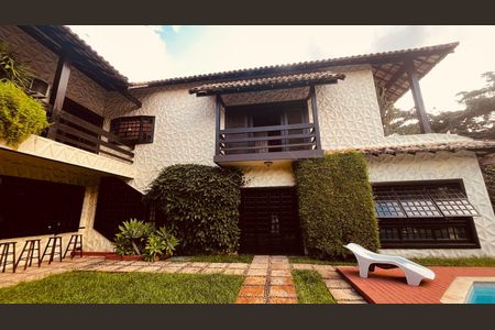 Casa de condomínio à venda com 385m², 5 quartos e 4 vagas Casa de condomínio à venda com 385m², 5 quartos e 4 vagasÁrea Externa