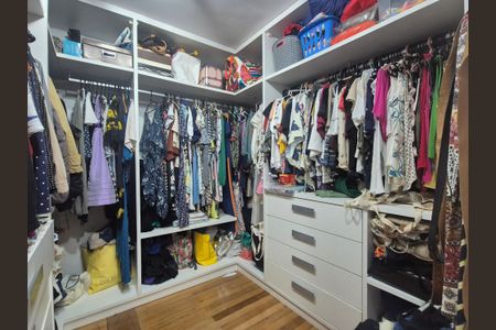 Casa de condomínio à venda com 800m², 4 quartos e 3 vagasCloset da suíte 4