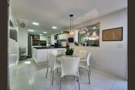 Casa de condomínio à venda com 800m², 4 quartos e 3 vagasCopa