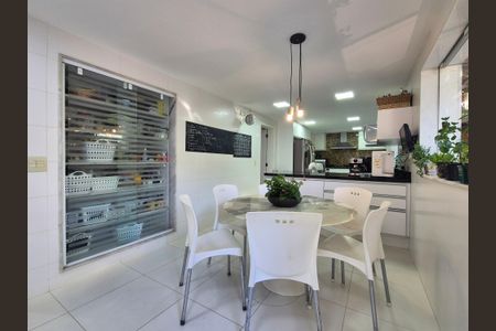 Casa de condomínio à venda com 800m², 4 quartos e 3 vagasCopa